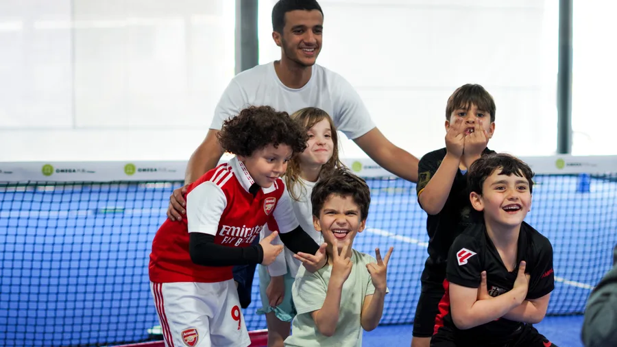 Enfants jouant au padel à Sweet Spot Academy Tunis